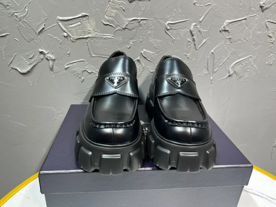 Men's shoes 💰780💰 🔥🔥🔥 Upgraded version of the 2025 new Prada Prada triangular enamel logo, round-head and bold Lofte shoes, developed one-to-one with the original version, one-to-one private molding of the outsole, the fabric is made of imported open edge beads, cowhide lining, cowhide for foot pads, sole height 5cm, original rubber foam sole, code number 39-46